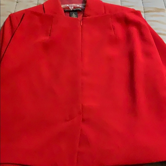 Suit skirt that consists of a petite sophisticates jacket and skirt! - Picture 8 of 10